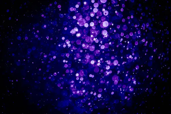 Mor menekşe ve mavi noktalı bulanık fotoğraf. Parlak, parlak bir görünüş. Duvar kağıdı olarak kullanılabilecek kadar lüks.