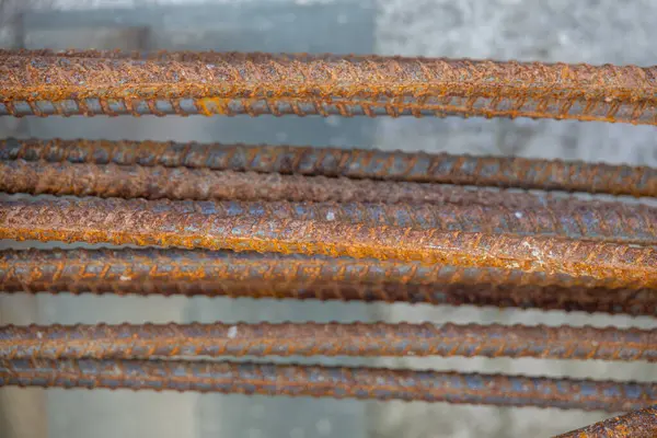 İnşaat için hazırlanmış çelik bir demir kafesi olan beton bir temele yakın çekim. İnşaat desteğinin ilk aşamasını gösterir