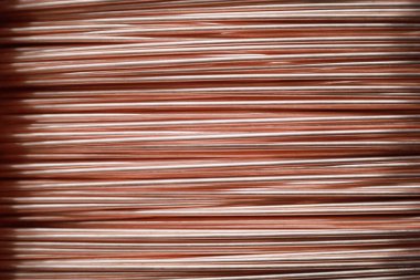 Bakır kabloyu kapatın saf bakır kabloyu sarın ve arka plan için yüksek kalitede elektrik kablosu yapmaya hazır olun.