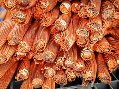 Yıpranmış bakır kabloların yakın plan çekimlerinde iplikler ve oksitlenme görülüyor..