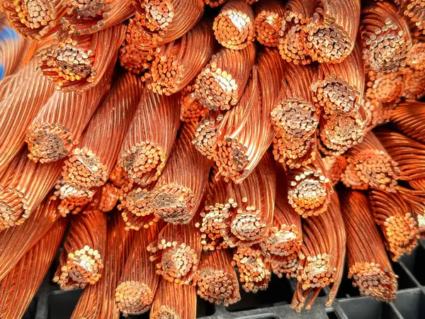 Yıpranmış bakır kabloların yakın plan çekimlerinde iplikler ve oksitlenme görülüyor..