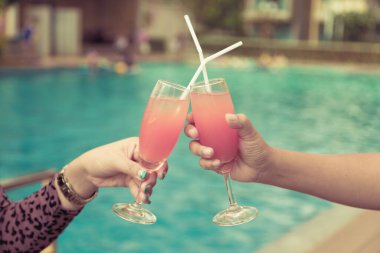 Kutlama toplantısı için havuzda kokteyl partisi.