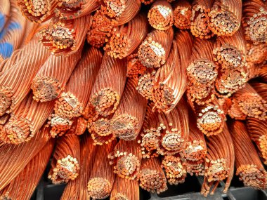 Yıpranmış bakır kabloların yakın plan çekimlerinde iplikler ve oksitlenme görülüyor..