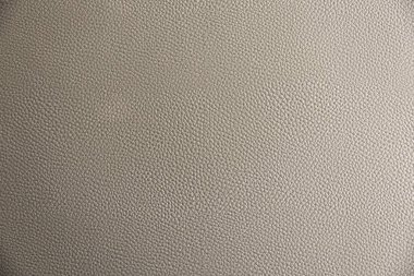 İnce taneli, gri deri dokusunun yakın plan çekimi. Resim, çeşitli tasarım uygulamaları için uygun renkteki ayrıntılı deseni ve ince varyasyonları gösterir.