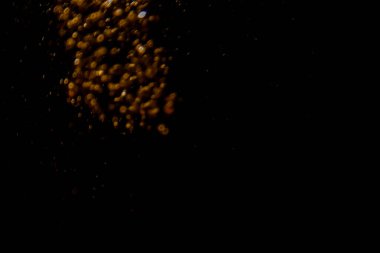 Görünür altın noktalı bulanık fotoğraf ışıl ışıl parlıyor. Lüks ve zevki gösteren bir duvar kağıdı olarak kullanılabilecek kadar lüks görünüyor..