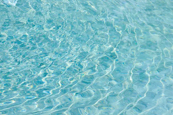 Yüzme havuzunda soyut mavi renk su dalgası arkaplan için saf doğal girdap desen dokusu kullanımı