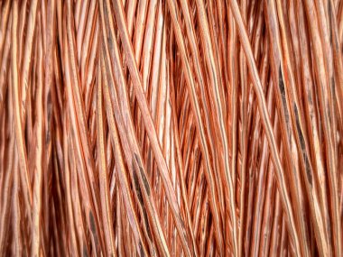 Ayrıntılı dokulara sahip paralel bakır kablolar dizisi.