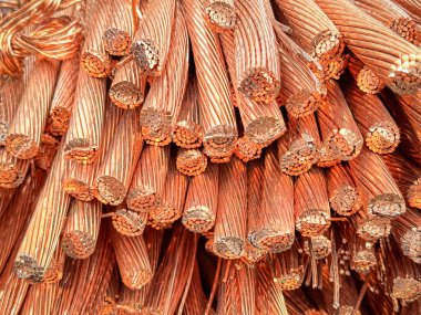 Yıpranmış bakır kabloların yakın plan çekimlerinde iplikler ve oksitlenme görülüyor..