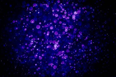 Mor menekşe ve mavi noktalı bulanık fotoğraf. Parlak, parlak bir görünüş. Duvar kağıdı olarak kullanılabilecek kadar lüks.