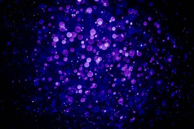 Mor menekşe ve mavi noktalı bulanık fotoğraf. Parlak, parlak bir görünüş. Duvar kağıdı olarak kullanılabilecek kadar lüks.