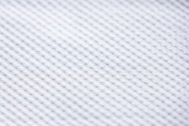 Beyaz örülmüş bir kumaşın yakın çekimi, zarif, düzgün dokusunu ve ince gölgelerini gözler önüne seriyor. Temiz arka planlar için mükemmel..