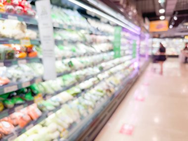 Dondurucu raflarda çeşitli taze sebzelerin sergilendiği bakkal koridorunun bulanık görüntüsü