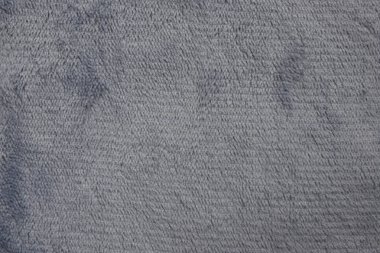 yumuşak, gri pelüş kumaş, narin dokusunu ve rahatlatıcı hissini sergiliyor. Konforlu temalar için ideal.