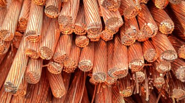 Yıpranmış bakır kabloların yakın plan çekimlerinde iplikler ve oksitlenme görülüyor..