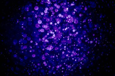 Mor menekşe ve mavi noktalı bulanık fotoğraf. Parlak, parlak bir görünüş. Duvar kağıdı olarak kullanılabilecek kadar lüks.