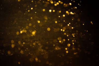 Görünür altın noktalı bulanık fotoğraf ışıl ışıl parlıyor. Lüks ve zevki gösteren bir duvar kağıdı olarak kullanılabilecek kadar lüks görünüyor..