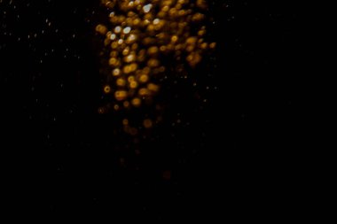 Görünür altın noktalı bulanık fotoğraf ışıl ışıl parlıyor. Lüks ve zevki gösteren bir duvar kağıdı olarak kullanılabilecek kadar lüks görünüyor..