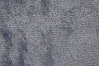 yumuşak, gri pelüş kumaş, narin dokusunu ve rahatlatıcı hissini sergiliyor. Konforlu temalar için ideal.