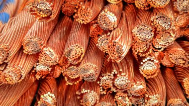 Yıpranmış bakır kabloların yakın plan çekimlerinde iplikler ve oksitlenme görülüyor..