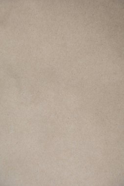 Kahverengi bir Kraft kağıt dokusunun yüksek çözünürlüklü yakın çekimi, doğal ve biraz pürüzlü bir yüzeyi var. Arkaplan olarak kullanmak için ideal