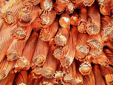 Yıpranmış bakır kabloların yakın plan çekimlerinde iplikler ve oksitlenme görülüyor..