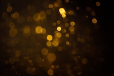 Görünür altın noktalı bulanık fotoğraf ışıl ışıl parlıyor. Lüks ve zevki gösteren bir duvar kağıdı olarak kullanılabilecek kadar lüks görünüyor..