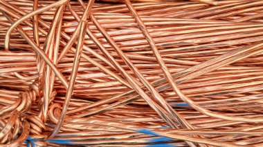 Karışık bakır kablolar karmaşık kıvrımlar ve yansıtıcı dokular sergiliyor.
