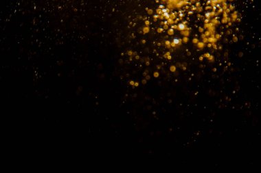 Görünür altın noktalı bulanık fotoğraf ışıl ışıl parlıyor. Lüks ve zevki gösteren bir duvar kağıdı olarak kullanılabilecek kadar lüks görünüyor..