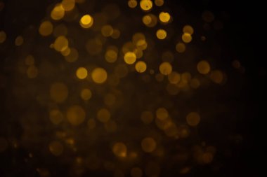 Görünür altın noktalı bulanık fotoğraf ışıl ışıl parlıyor. Lüks ve zevki gösteren bir duvar kağıdı olarak kullanılabilecek kadar lüks görünüyor..