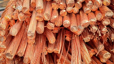 Yıpranmış bakır kabloların yakın plan çekimlerinde iplikler ve oksitlenme görülüyor..