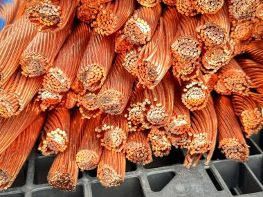 Yıpranmış bakır kabloların yakın plan çekimlerinde iplikler ve oksitlenme görülüyor..