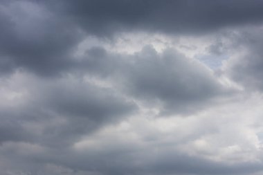 Karanlık ve açık gri bulutlarla dolu bulutlu bir gökyüzü kasvetli ve yaklaşan hava hissini taşıyor..