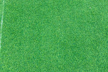 Detaylı deseni ve canlı rengi olan yemyeşil yapay çimenlere yakın çekim