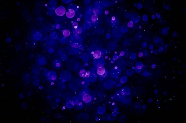 Mor menekşe ve mavi noktalı bulanık fotoğraf. Parlak, parlak bir görünüş. Duvar kağıdı olarak kullanılabilecek kadar lüks.