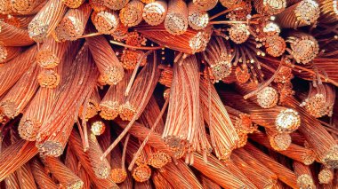 Yıpranmış bakır kabloların yakın plan çekimlerinde iplikler ve oksitlenme görülüyor..