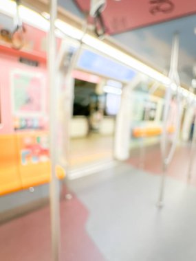 Parlak sarı koltukları ve paslanmaz çelik direkleriyle metro içi boş bir metro manzarası. Modern tren vagonu iyi ışıklandırılmış, üst kulpları ve pürüzsüz, temiz zeminleri var, hareket halindeki toplu taşımayı öneriyor..