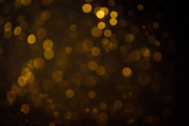 Görünür altın noktalı bulanık fotoğraf ışıl ışıl parlıyor. Lüks ve zevki gösteren bir duvar kağıdı olarak kullanılabilecek kadar lüks görünüyor..