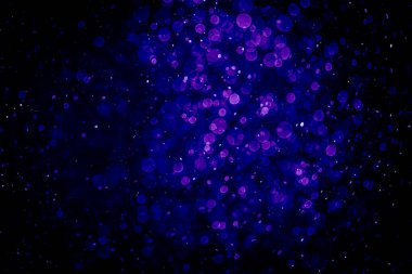 Mor menekşe ve mavi noktalı bulanık fotoğraf. Parlak, parlak bir görünüş. Duvar kağıdı olarak kullanılabilecek kadar lüks.