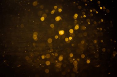 Görünür altın noktalı bulanık fotoğraf ışıl ışıl parlıyor. Lüks ve zevki gösteren bir duvar kağıdı olarak kullanılabilecek kadar lüks görünüyor..