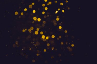Altın bokeh, siyah arka planlı bulanık lüks