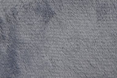 yumuşak, gri pelüş kumaş, narin dokusunu ve rahatlatıcı hissini sergiliyor. Konforlu temalar için ideal.