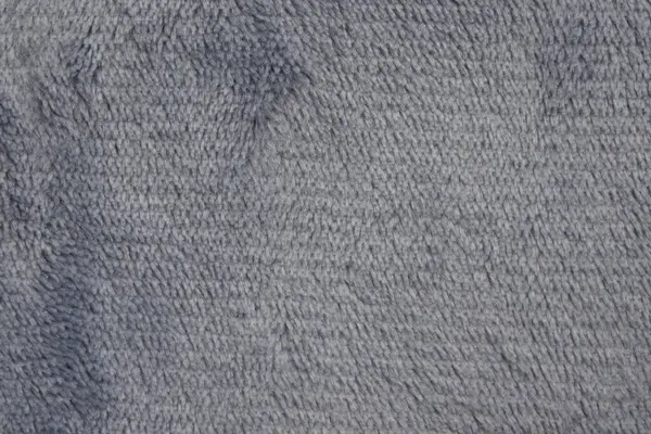 yumuşak, gri pelüş kumaş, narin dokusunu ve rahatlatıcı hissini sergiliyor. Konforlu temalar için ideal.