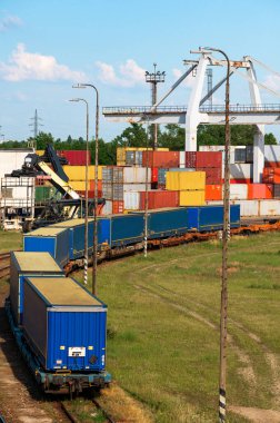 Suyla taşınmak için konteynırları olan iskele merkezi