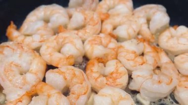 Kızartma tavasında kızartılmış karidesler, deniz ürünleri pişirme, soba ısıtma, yemek hazırlama. - 