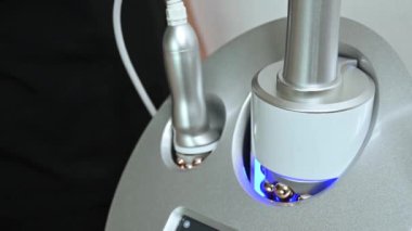 Bir profesyonel Endosphere cihazı uygular. Tıbbi ve kozmetik işlemlerde kullanılan gelişmiş bir lazer tedavi makinesini kullanan eldivenli bir elin yakın çekimi..