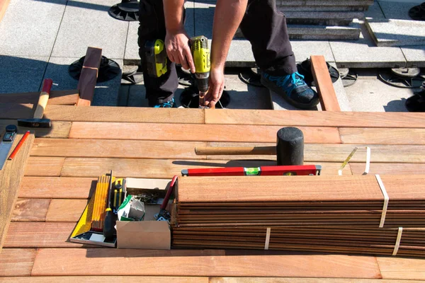 Carpenter Building Wooden Deck Construction Ipe Wood Deck Installation Worker — Stock Photo, Image