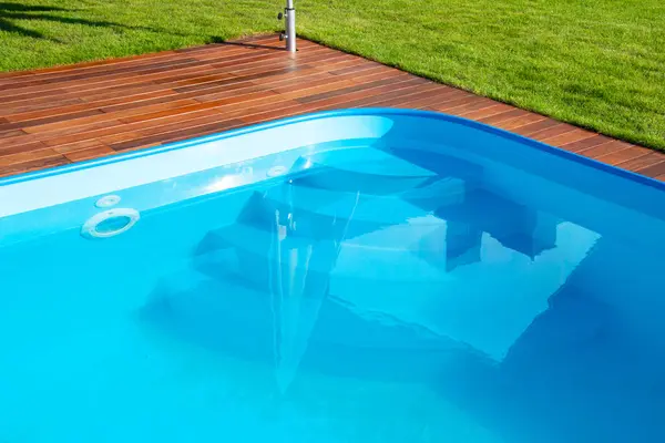Swimming Pool Ipe Wood Deck Green Grass Exotic Hardwood Ipe — Stock Photo, Image