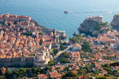 Dubrovnik Hırvatistan Ortaçağ şehir manzarası çatılar, kaleler, Fort Lorijenac, Adriyatik denizi ve kentsel sokak yapısı