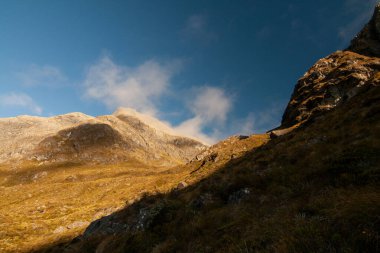 Dağ tepesinde parlayan güneş ışığı, Yeni Zelanda 'nın güneyindeki Ulusal Park Dağı.