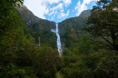 Sutherland Falls doğal manzarası, Yeni Zelanda 'nın en yüksek şelalesi 580 metre, Milford Track Büyük Yürüyüş, Fiordland, Yeni Zelanda